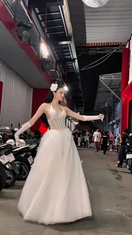 Tưởng tiên nữ giáng Trần không á 