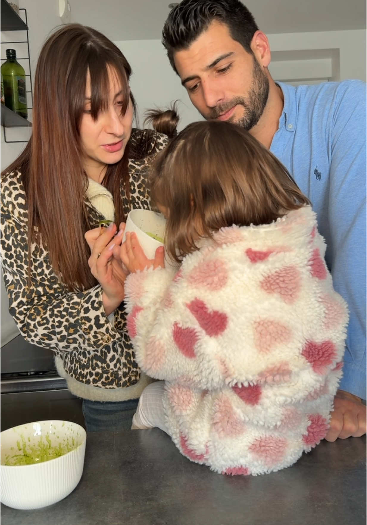 Pauvre daddy 😂 @RonanLeGofff 😂 On a fait le test pour vous !  Team vanille ou fraise 🍓 ?  #matcha #experience #familytime #matchalover #parents #cuisine  @Milia Matcha 🍵 