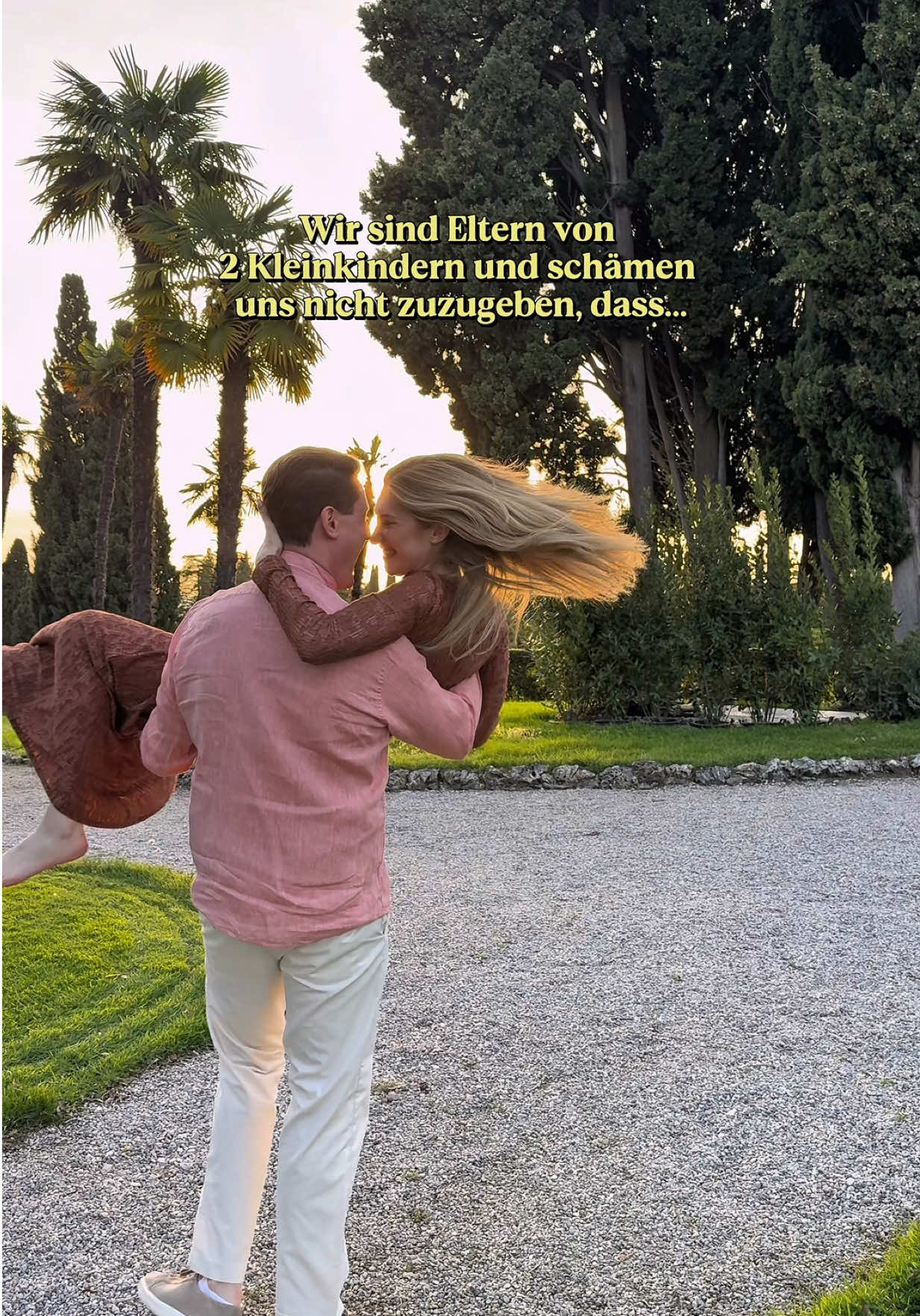… wir manchmal überfordert sind und trotzdem immer unser Bestes geben. … es Momente gab, in denen wir uns als Paar kurz verloren haben, weil die Kinder immer an erster Stelle stehen. … wir uns als ich das erste Mal schwanger geworden bin in vielen Momenten nicht bereit für diese unglaubliche Aufgabe gefühlt haben … wir auch Zeit zu zweit verbringen und unsere Kinder währenddessen bei Oma und Opa sind. Für uns gab es nichts Schöneres als bei Oma und Opa zu sein. Die Bindung war bis zum Schluss unendlich stark und hat uns für immer geprägt. ...wir überfürsorgliche und ängstliche Eltern sind. Wir machen uns viele Sorgen. Nehmen jede Krankheit sofort und zu 100% ernst. Unsere Kinder kommen immer vor allem anderen und wir verwöhnen sie gerne. … wir nicht perfekt sind und Fehler machen obwohl wir unsere Kinder über alles lieben. … wir uns noch ein drittes Kind wünschen obwohl so viele Menschen sagen, dass zwei Kinder reichen. 🌼Ps: Folgt uns für mehr🌼  #beziehung #couplegoals #trend #eltern 