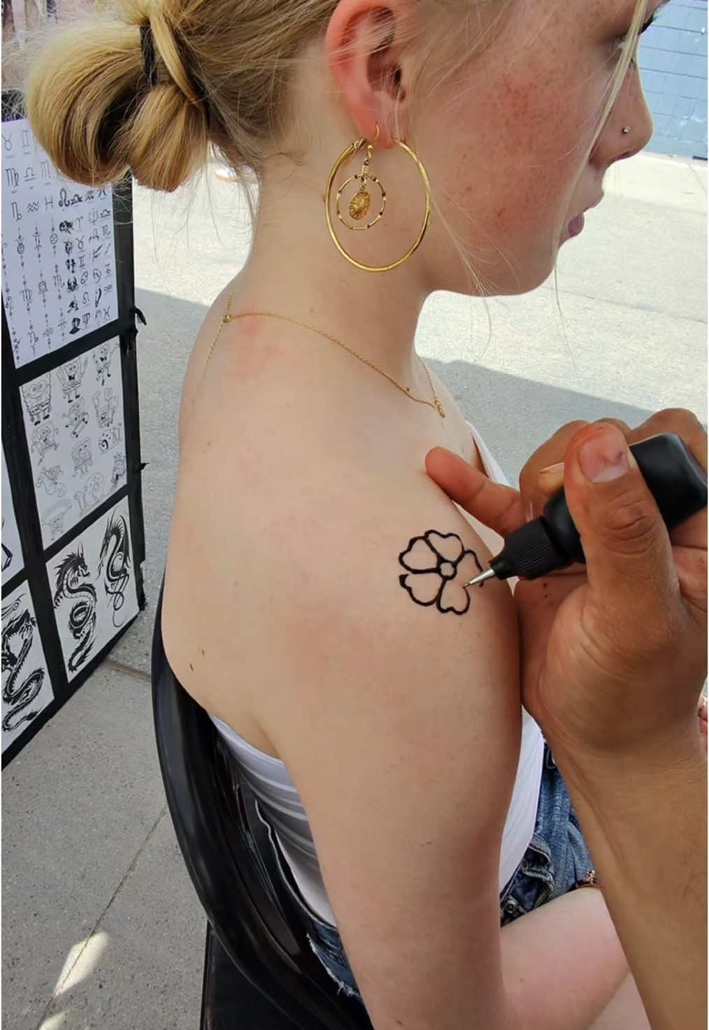 One minute henna tattoo #satisfying #tattoo #ink #arte #hennatattoo90291 #tatuaje #beach #mardigras #flowers #fypシ #springbreak #la #tattooideas #girls #henna 