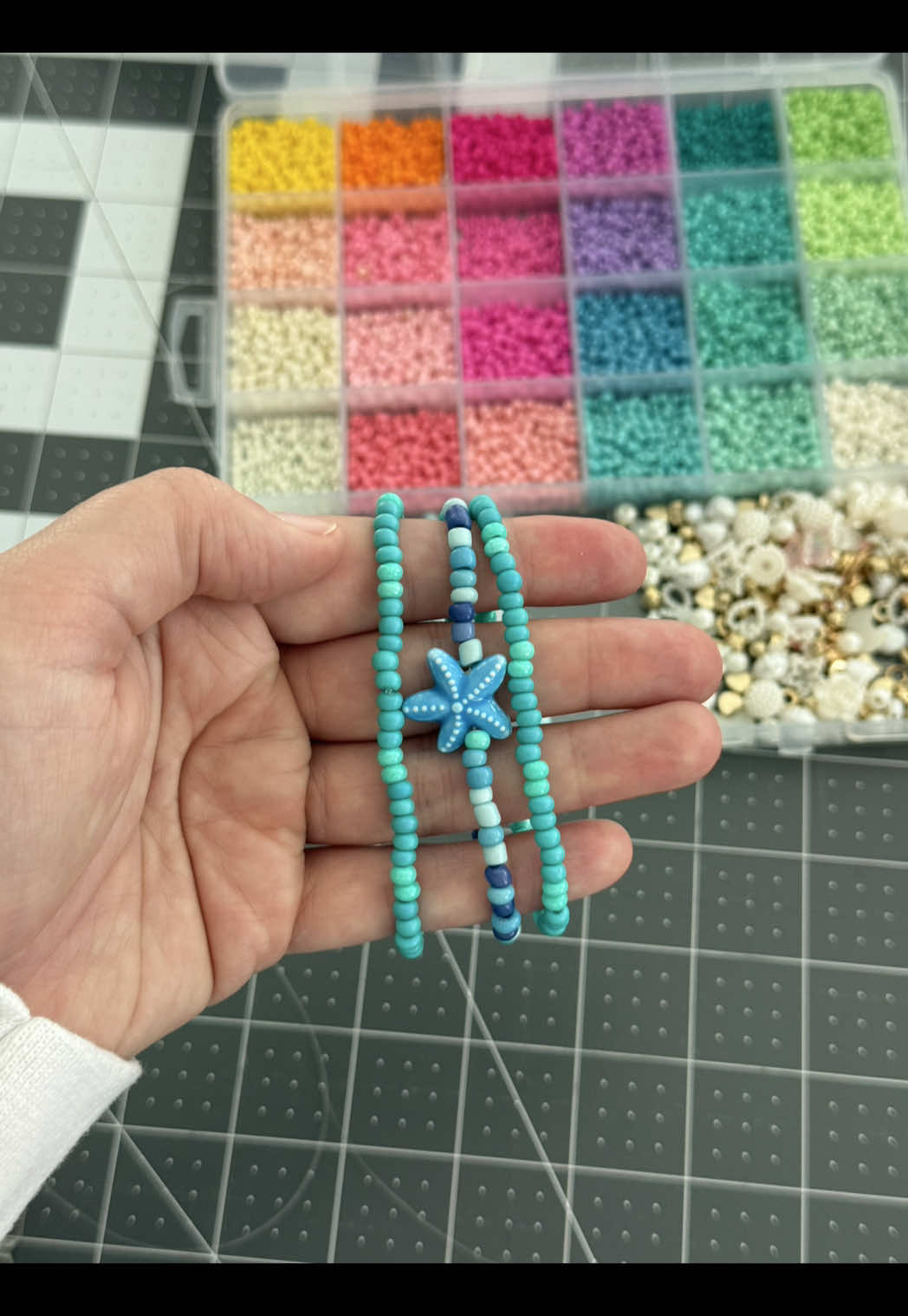 🌊🐠Been making a few bracelets lately and this one just screams summer! 🌞The song, the colors, the vibes… I’m OBSESSED. Someone take me to the beach already! 👙 #beads #beadsjewelry #bracelet #braceletshop #SmallBusiness #myshinydot #fyp #handmade #accessories #fyppppppppppppppppppppppp 
