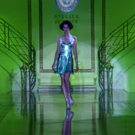 Shalom Harlow for Atelier Versace Fall 1994 | #versace #shalomharlow  #gianniversace #atelierversace #hautecouture #donatellaversace #hautecouture #fashion #Runway #walk #h3izt 