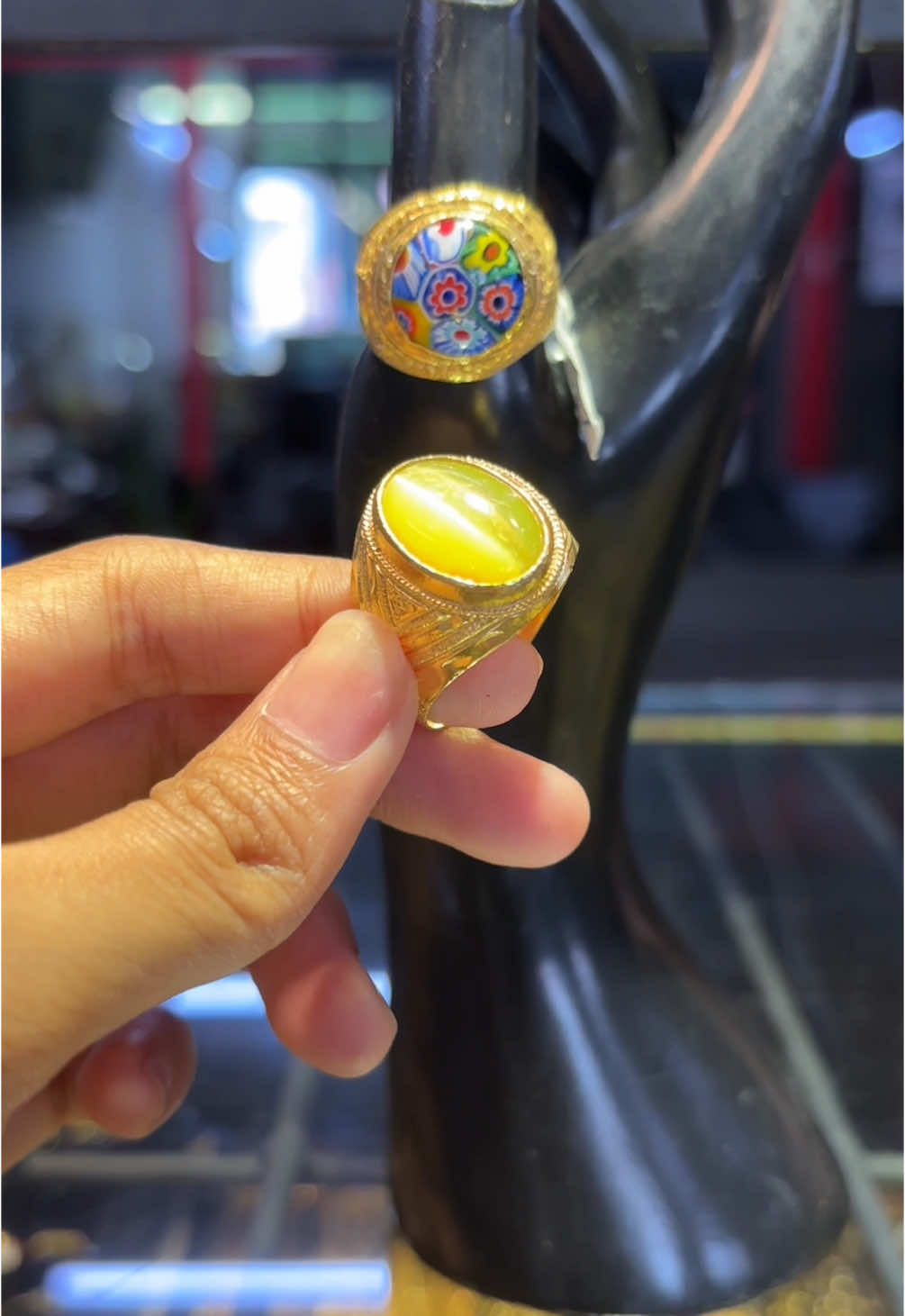 Investeer vandaag nog in goud🙏🏼 Voor de exacte prijs/ om te bestellen: 📞 +597 892-1891 Of kom langs bij de shop: 📍Gompertstraat 72 ⏰ | Opening Hours: Mon - Fri: 10:00 - 15:00 Sa: 10:00 - 13:00 Su: CLOSED #simplejewelry #suriname #gompertstraat #foryou #fyp #gowtu #trending #opdeblock #jaykoppig