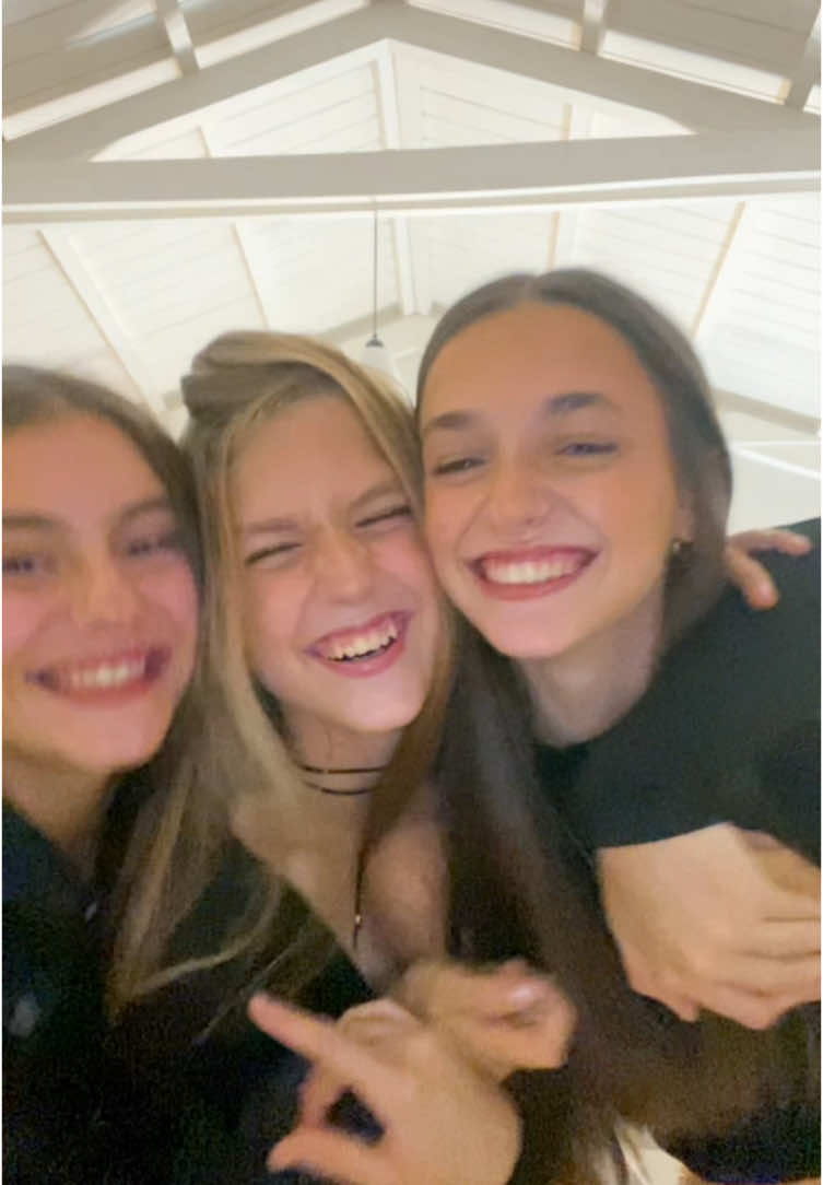 las amo bbs #bbf #night #felizcumplepilucha @pilar★ @lu_rrey  