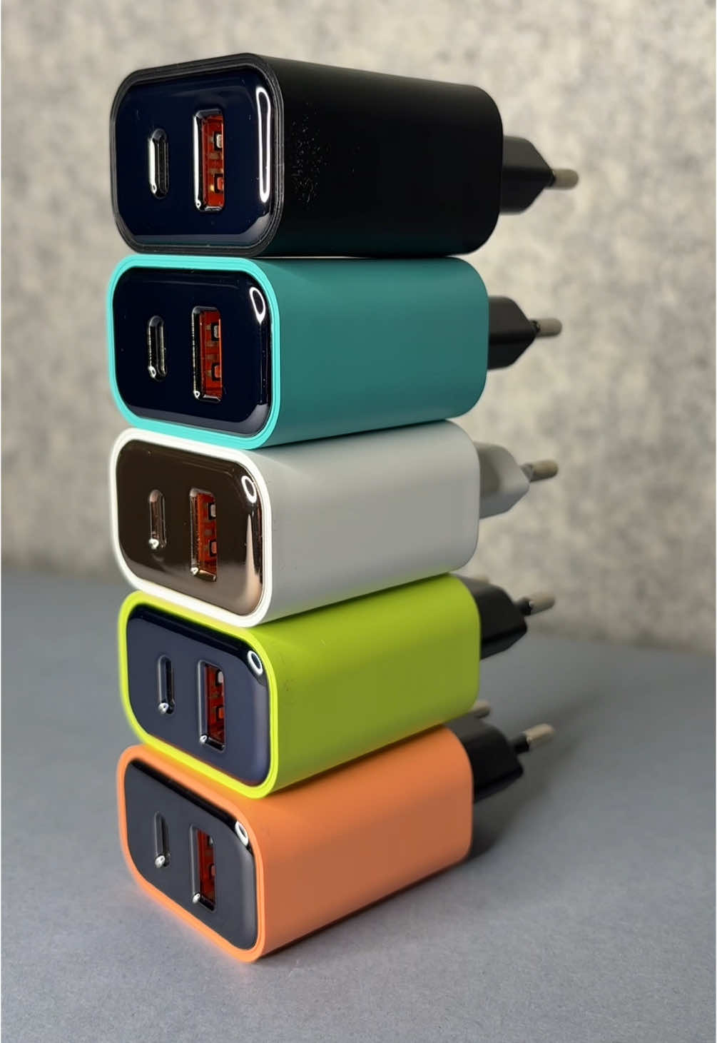¡Acaba de llegar lo que todos van a querer! ¿Tienes tienda? Tus clientes te lo van a pedir sin parar. Nuevos cargadores con USB + Tipo C en COLORES VARIADOS que están arrasando. Diseño minimalista, potencia real y ese toque de estilo que marca la diferencia. Disponibles en varios colores para combinar con cualquier gusto o tienda. Ideales para electrónica, regalos o accesorios. Unidades limitadas — ¡Haz tu reserva ya! 📦 Venta al por mayor  🚚 Envíos a toda España 📲 Escríbenos y recibe el catálogo completo #cargador #tipoc #tecnología2025 #cargadorescolor #tendenciasdelmomento #negociosconestilo #mayoristas #electrónica #productosvirales #ventas2025 #parati