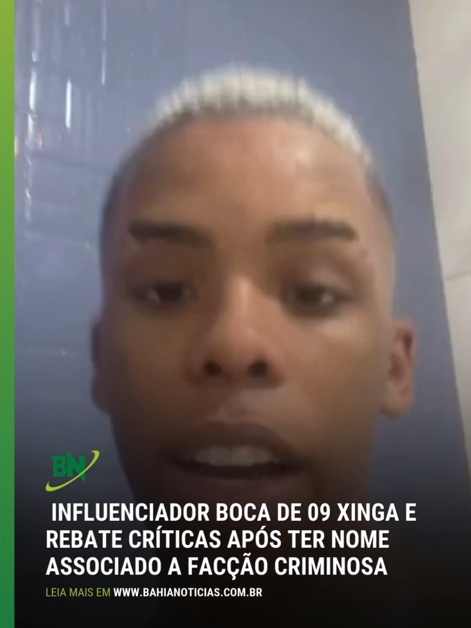 O influenciador digital baiano Boca de 09 utilizou suas redes sociais para se pronunciar após ter seu nome associado com uma facção criminosa, nesta quarta-feira (23).  Tudo começou após o adolescente publicar uma foto com uma joia com as iniciais “GVT”, sigla que se refere a um dos chefes do Comando Vermelho no Rio de Janeiro. Após a má repercussão, o jovem apagou a foto de suas redes.  Em uma conta alternativa, o influenciador gravou um story criticando quem fez a associação. “Só pra esclarecer aqui porque os cara tá falando merd* pra car*lh*, tá falando que eu tô fechado com isso, fechado com aquilo”, começou. “O que aconteceu foi que eu tava curtindo do Oruam, no Baile, na favela… você sabe, mano, eu sou reconhecível, chegou um cara daqui, um cara de lá, bota o cordão, bota isso, bota aquilo e aí eu peguei, tirei a foto, não sabia de quem era”, explicou.  O registro com a corrente rendeu comentários e alerta ao influenciador. Entre as mensagens, o adolescente chegou a ser informado que estaria 