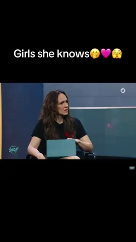 She knows girls 🫣🩷 haha #heidireichinnek #politik #ship #dielinke #inesschwerdtner #schwerdtinnek #deshalbdielinke #fckafd #carolinkebekus @Heidi Reichinnek, MdB @ines_schwerdtner @Die Linke 