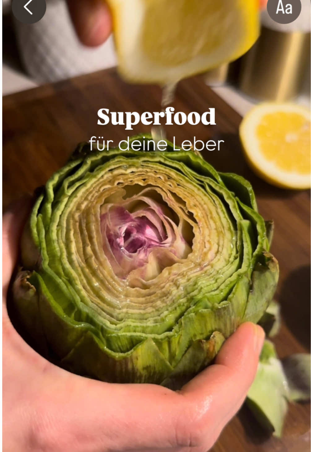 Artischocke sollte definitiv auf der Top-Ten-Liste der Superfoods stehen. Leider unterschätzen viele Menschen ihre heilende Wirkung. Artischocke gehört zu den reichhaltigsten Nahrungsquellen, da sie voller Vitamine (A, E und K), Aminosäuren und Enzyme steckt. Sie kann deine Leber bei ihrem Selbstreinigungsprozess unterstützen und somit viele Lebererkrankungen vorbeugen und sogar bei der Abnahme helfen. Zudem unterstützt sie deinen Körper beim Fettstoffwechsel. Zubereitung (für zwei Artischocken): 1 Zitrone in Scheiben schneiden. Das obere Viertel der Artischocken abschneiden und den Stiel entfernen. Alle äußeren Blätter und alle Blätter, die beschädigt sind, mit den Fingern direkt am Ansatz abreißen oder mit einer Küchenschere abschneiden. Untere Seite direkt mit Zitronensaft betraufeln (damit sie nicht bitter wird). Eine Zitronenscheibe oben und eine unterhalb der Artischocke platzieren und mit einem Faden zusammenbinden. Wasser in einem Topf für den Dampfeinsatz zum kochen bringen und die Artischocken hineinlegen. Für ca. 30 bis 45 Minuten dämpfen. Die Blätter sollten weich sein und sich leicht anziehen lassen. Zubereitung Dressing: 1 EL Olivenöl, 1 TL Honig, Saft 1/2 Zitrone, 1 kl. gepresste Knoblauchzehe, Oregano und Salz in eine kleine Schüssel geben und vermengen. #gesundeernährung #antientzündlicheernährung #gesunderleben #eigenfürsorge #abnehmen GANZHEITLICHE GESUNDHEIT ERNAHRUNG ENTGIFTUNG
