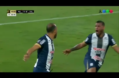 Miguel Trauco, gritando con toda el alma el gol de Alianza, sin duda alguna muchachos, ha nacido un aliancista más 🔥🍫 #futbolperuano #hinchaalianzalima #copalibertadores #alianzalima1901 