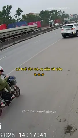 Có tuổi rồi mà cụ vẫn rất dẻo 😂 #giaothong #tinhhuonggiaothong #laixeantoan #antoangiaothong #plxhvn #phapluatxahoi