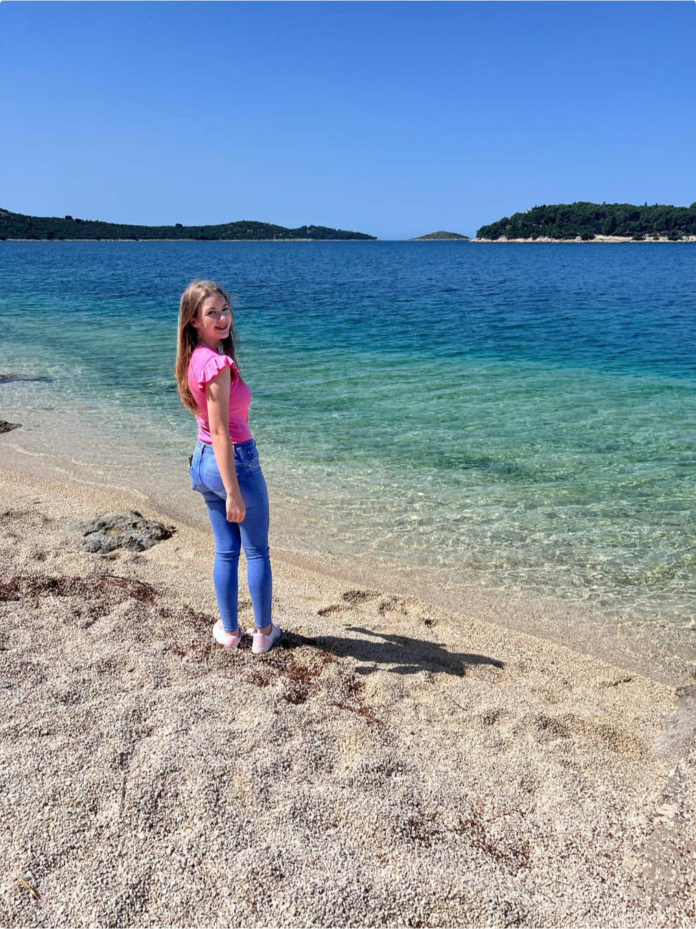 Werft, was ihr wollt – ich bleib bei Liebe und Lebensfreude. ✨🤍 That’s my energy. #lebensfreude #goodenergyonly #staysoft #positivevibes #selfloveclub #glitzerfüralle #lovewins #goodvibes #teeniepower #fürdich #fyp #füreuch #Cringe #langweilig #cringestattlangweilig #happy #ziehsdurch #felis_life__ #schule #schülerin #lustigesreel #lustigereels #schürleben #Alltag #machwasduliebst #Lernen #schülerprobleme #schülerleben  