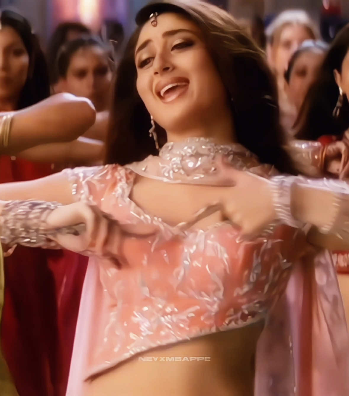 phat💋 | sp: hrtsforscenes | #kareenakapoor #kareenakapoorkhan #bollywood #foryou #poojasharma #poo #k3g #kabhikhushikabhigam 