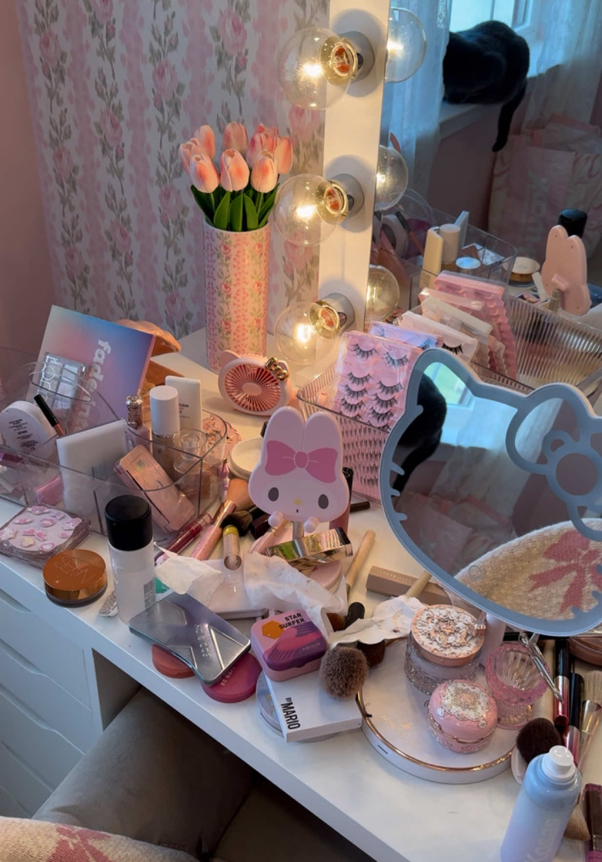 Let’s clean my vanity and put stuff away 🌷 #asmr #vanity #makeupcollection #makeup #organize #organization #sanrio #hellokitty #mymelody #fyp 