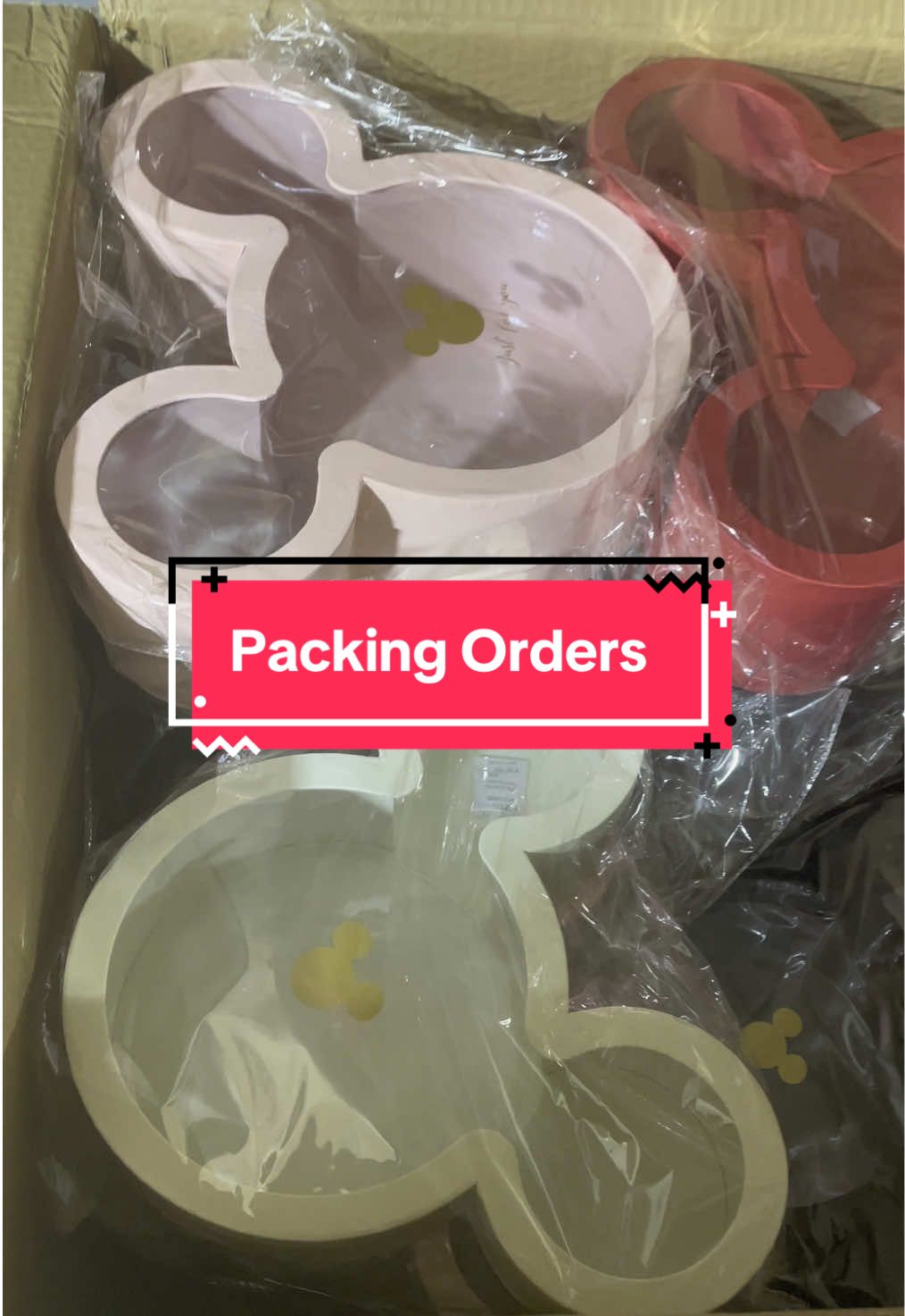 Packing your orders #boxesforsale #flowerarrangement #flowerboxes #cajasflorales #cajaspersonalizadas #giftbox #diygift #kidsgiftideas #disneythemeparty #kidsbirthdayparty 