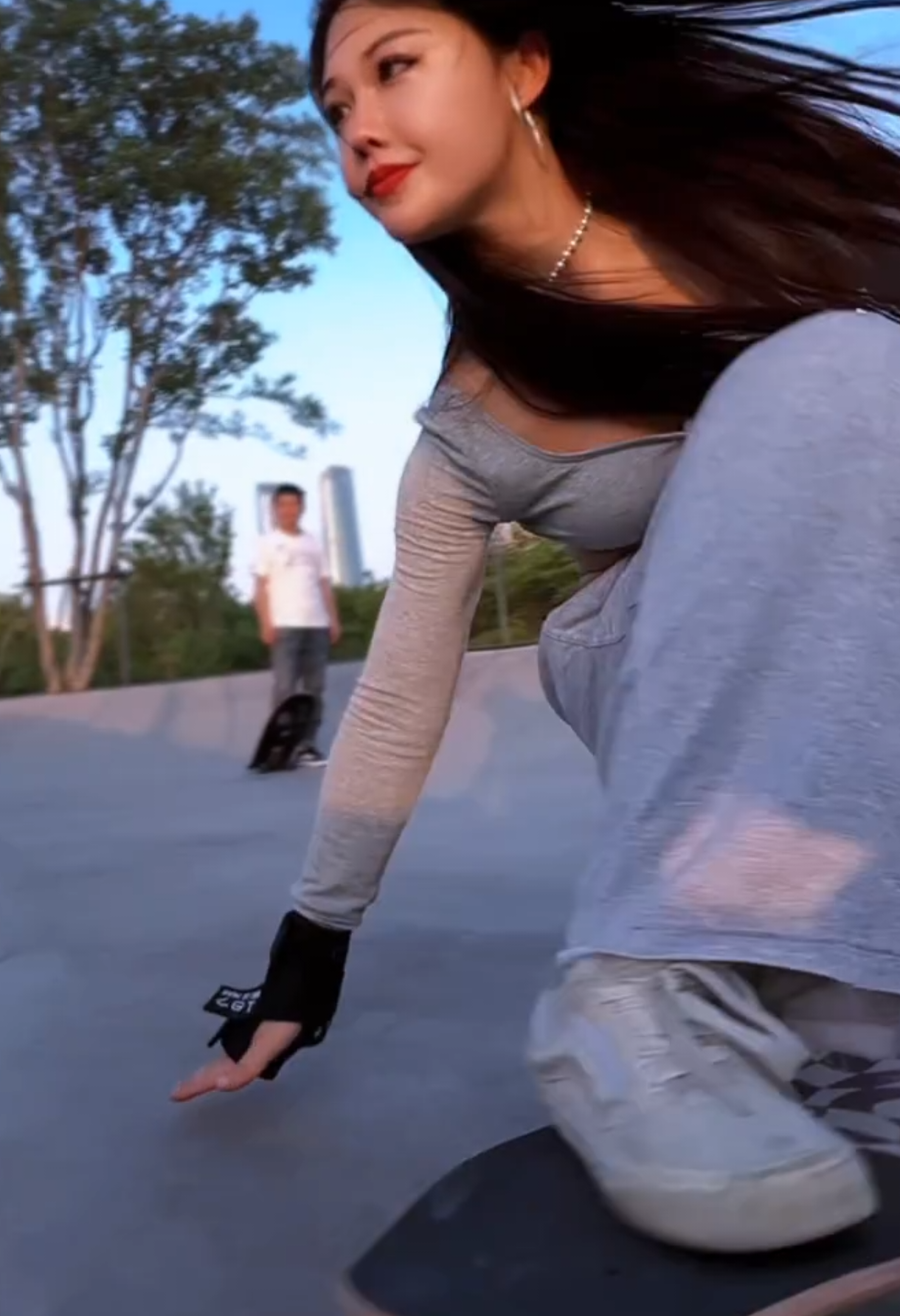 Skating with cuteness overload! Rolled in with style, nailed the trick, and closed it off with a TikTok dance—because being adorable and cool is totally my thing! #SkateGirl #CuteSkater #TikTokTrend #SkateFofa #MeninaRadical #TrendDoTikTok #ChicaSkater #PatinetaCool #BaileTikTok #AnimeStyle #FofuraEmMovimento #EstiloOtaku #SkateLife #skate #foryoupage 