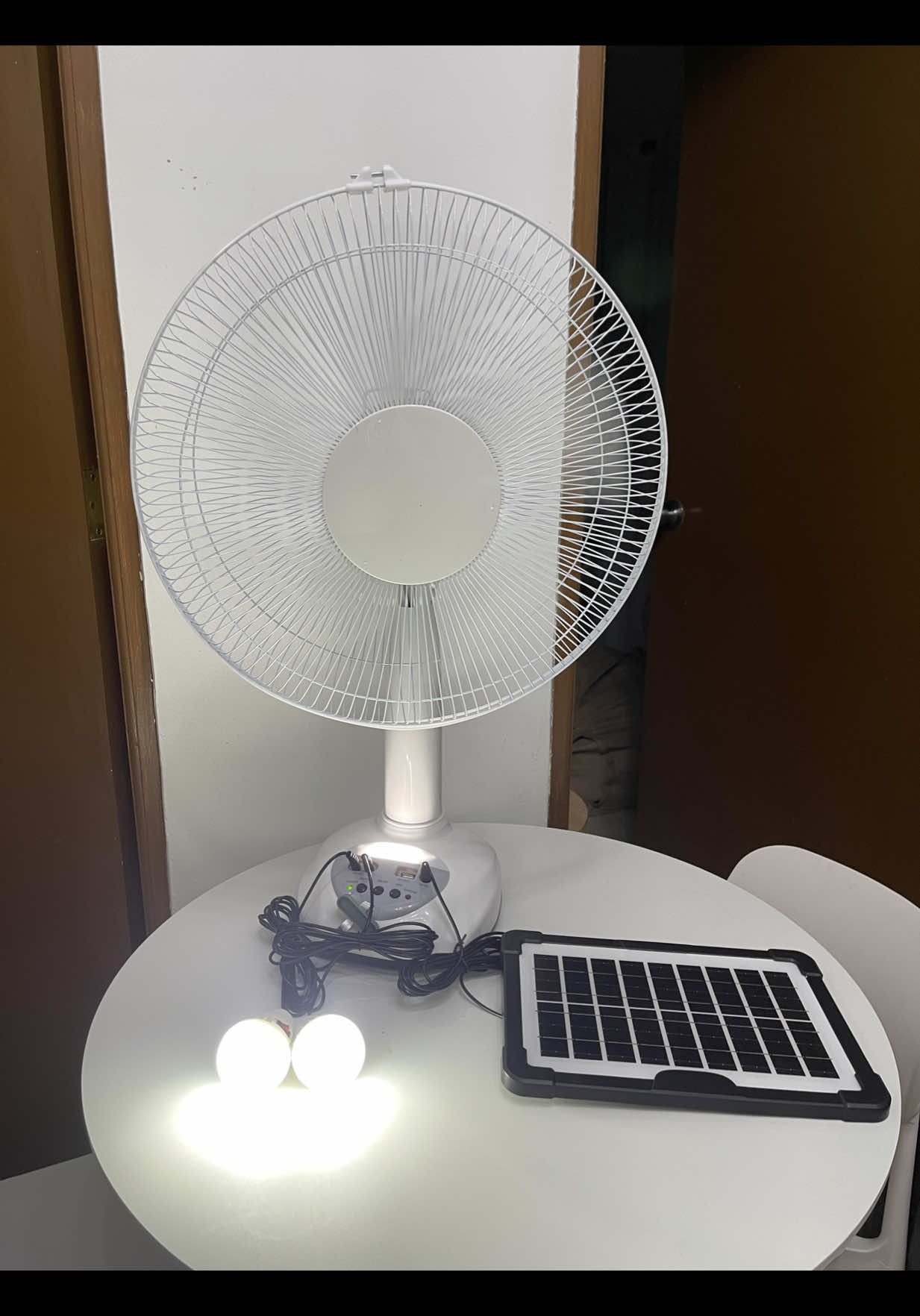 Di na maiinitan kapag nag brown out dahil sa solar fan na ‘to! 💡✨ #solarfan #solardeskfan #solarefan #solarfanwithbulb #solarfanwithpanel #sunraylamp 