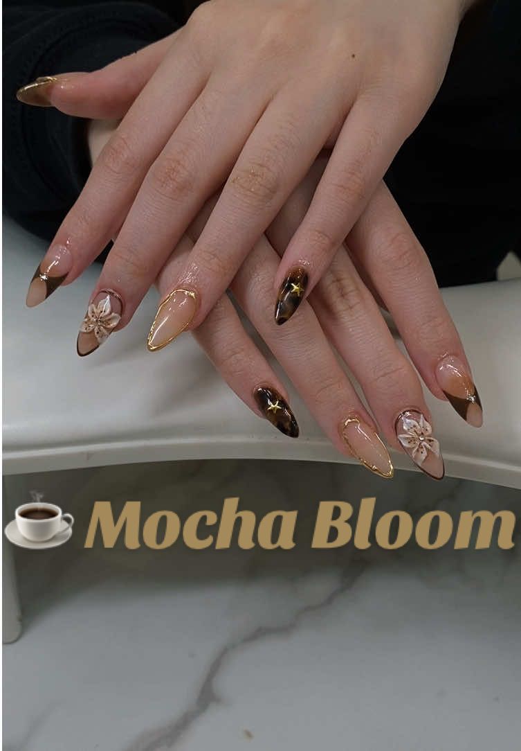 ☕️✨Mocha Bloom Nails Set✨☕️This one is for the detail lovers. #chicagonails #chicagonailsalon #chicagonailtech #chicagogelx #chicagogelnails #3dflowersnails #3dnails #flowernails #brownnails #chicagopilsen #chromenails 