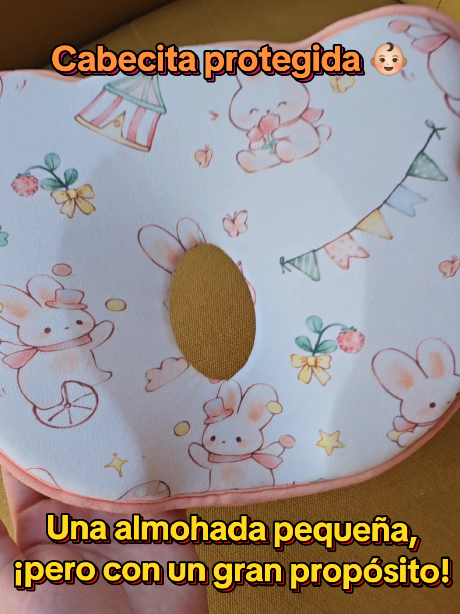 ¿Sabías que dormir en mala posición puede aplanar la cabecita del bebé? Esta almohada ayuda a prevenirlo 💤👶🏼❤️ #babypillow #baby #bebe  #consejodemama  #bebéfeliz  #bebes 