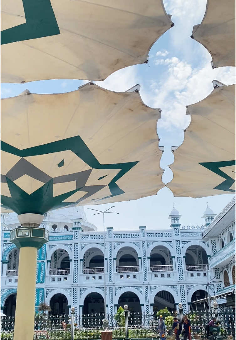 Masjid Agung Al Anwar adalah nama masjid utama di Kota Pasuruan, Jawa Timur. Masjid ini dibangun pada tahun 1821 Masehi dan diprakarsai oleh Nitiadiningrat I dan Kyai Hasan, seorang mubaligh yang gigih memperjuangkan kemerdekaan Indonesia. Masjid Agung Al Anwar menjadi salah satu landmark bersejarah dan ikonik di Kota Pasuruan . Selain Masjid Agung Al Anwar, ada juga Masjid Agung Jami' Bangil yang terletak di wilayah Pasuruan. Namun, Masjid Agung Al Anwar lebih dikenal sebagai simbol keagamaan dan kebudayaan di Kota Pasuruan . #fyp #fypage #viral #pasuruan #masjidmadinahpasuruan #masjidmadinah 