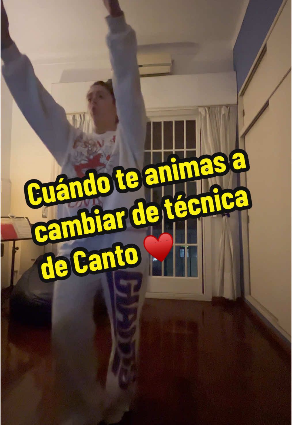 Cantar es mucho más que emitir un lindo sonido. En el canto nuestro instrumento es el propio cuerpo… y es un flash porque creemos conocerlo muy bien, creemos que porque vivimos con nosotros mismos las 24 hs del día nos conocemos, pero nos equivocamos. Nos falta humildad. Creemos que respiramos bien, creemos que estamos relajados. Creemos que las emociones no nos afectan… nos falta propiocepcion, aceptación, coraje para trabajar con lo que viene y aceptarlo como es.  nuestros guías en el camino del arte son fundamentales. Resonamos con uno luego dejamos de resonar. Y hay que aceptarlo y animarse a cambiar. Estas palabras al principio del video yo las necesitaba mucho. Es un camino sólo de ida, y no termina en un punto. Es un camino. Podemos creer que hay un final, que en un momento nos vamos a consagrar, pero eso no es así, seguimos aprendiendo hasta el último día de nuestras vidas. Con la valentía de aceptar lo que viene como es y trabajar con eso.  Pd: aplica a todo  ♥️🫂 abracitos de amor 🥰