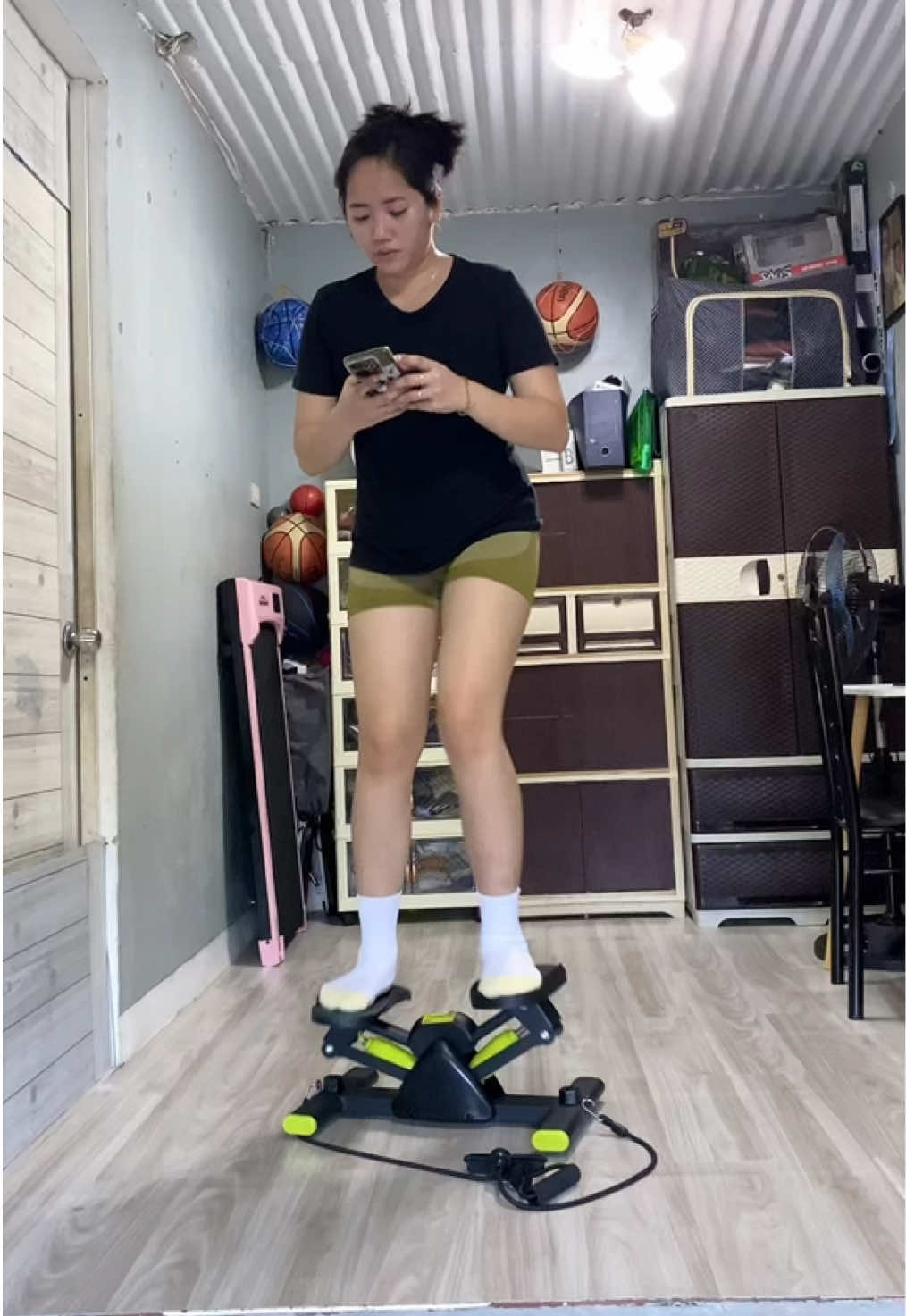 Workout nyaman dirumah aja pakai V Stepper ini. Checkout sekarang dikeranjang kuning. #olahragadirumah #gymmotivation #Running #jogging #lari #perutbuncit #olahragatiktok #FitnessChallenge #stepper #ministepperworkout 