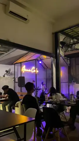kalau mau dapat live musiknya, pergi malam kamis🤩 #fyp #livemusic #cafe #nongkrong #aestetic #cafeaesthetic #makassar #seru 