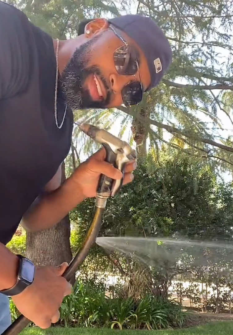 Leaky hose? I got you! ❤️❤️❤️#kcfixit #fyp #creatorsearchinsights #DIY #FixItUp #BuiltStrong #handyman #HandymanHottie #HomeRepairs 