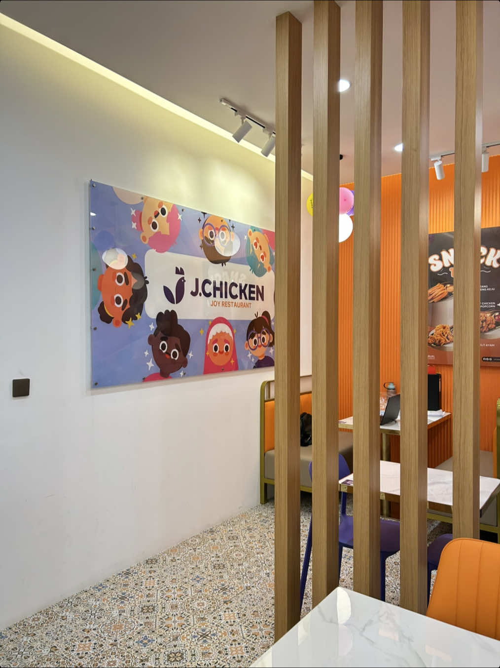 📍JCHICKEN CAB. DALUNG kapan lagi kalian bisa nikmatin ayam goreng utuh cuma 40ribuan? @Minjii memberikan jawaban terbaiknya melalui 6000+ lebih outlet lnya yg sudah tersebar diseluruh dunia, dan kini cabang terbarunya hadir di seputaran dalung.  menu signature andalan @jchicken.id adalah ayam goreng krispy utuh atau whole chicken yg bisa kalian nikmati dengan berbagai rasa ataupun cocolan saus pilihan kalian. enaknya lagi, tiap hari jumat kalian bisa dapetin diskon 50% ayam goreng krispy utuh untik pembelian melalui aplikasi MyJChicken.  yuk buruan mampir ke cabang terbarunya di dalung ya @J.CHICKEN DALUNG  ✨ ayam goreng krispy utuh 100% halal. — jalan raya padang luwih no.138, dalung #jchicken #jchickendalung #jchickenbali #wholechicken #crispychicken #balikuliner #balihalalfood 