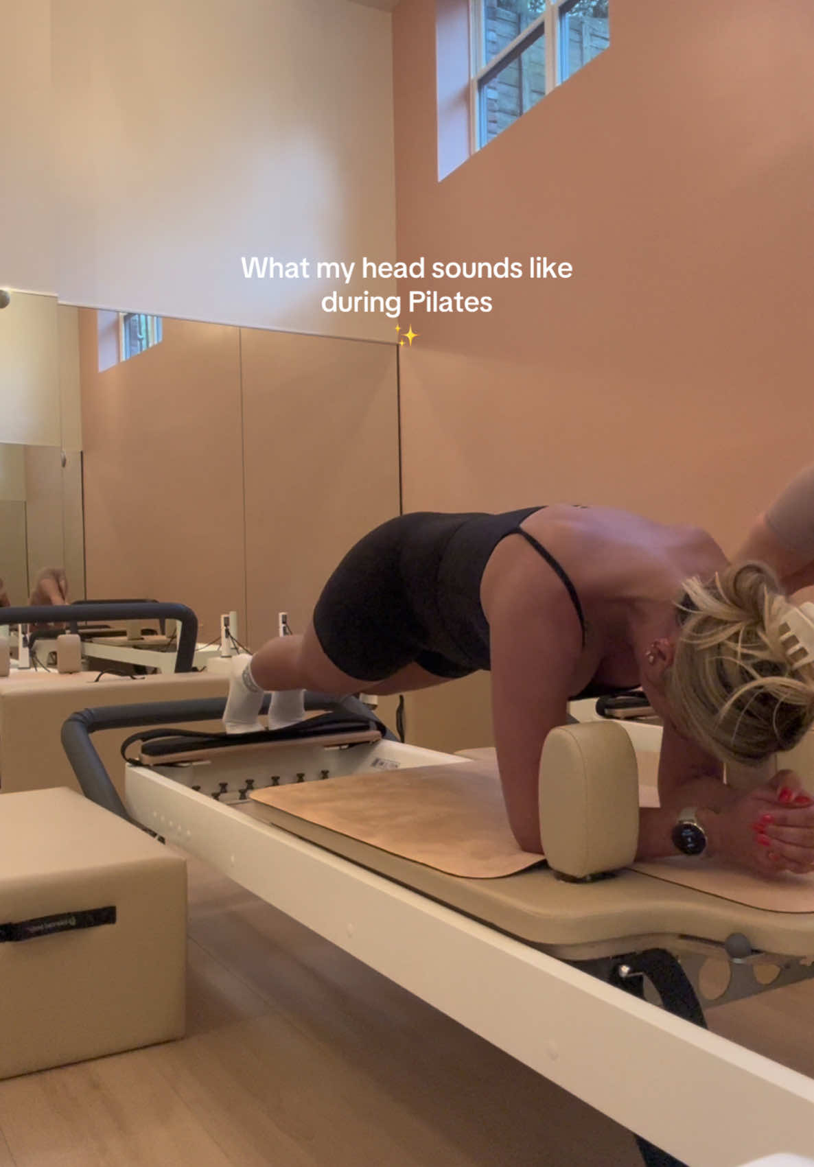 Anything to stay distracted during the shakes @Selformer Pilates #pilates #nycpilates #brooklynpilates #brooklyn #reformer #reformerpilates 