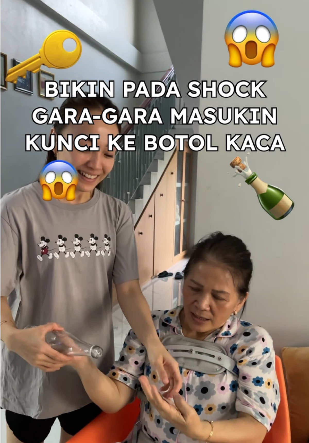 BIKIN PADA SHOCK MASUKIN KUNCI KE BOTOL KACA 😱🤣 #oneprankaday #samasamaketawa 