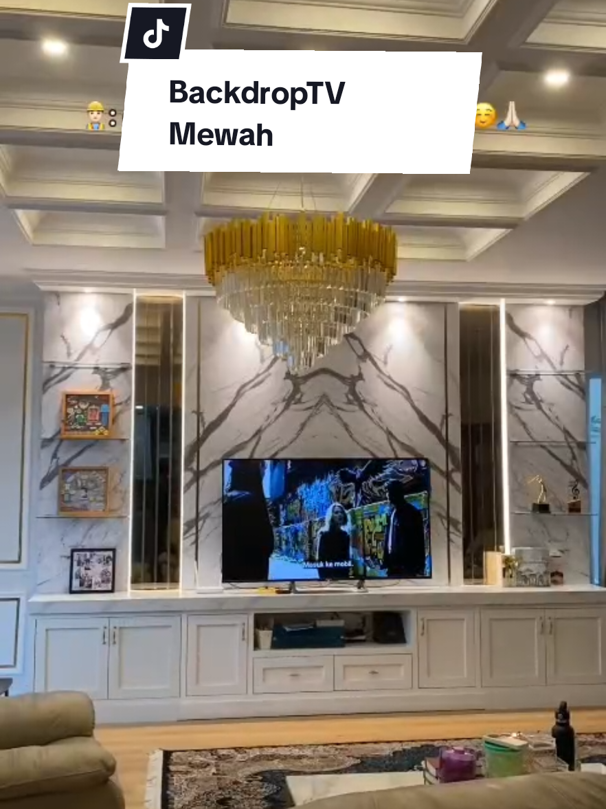 Backdrop TV Mewah Elegant ✨   Backdrop TV Classic Elegant, dengan perpaduan HPL motif Marmer, Bevel mirror warna brown dan meja credenza dengan warna senada dengan backdrop TV. Pencahayaan dinamis dan pilihan warna putih membuat ruang keluarga terlihat lebih rapih cantik, estetik & menawan✨   💬 Yuk, upgrade ruang keluarga impianmu! Konsultasikan bersama Opdiza Furniture @Endra Suryono @Diyah Ulfa  #backdropTV #backdropTVModern #backdropTVminimalis #backdropTVclassic #backdropTVmewah #TVcabinet #credenzaTV #interiorrumah #furnituredesign  #tangsellife