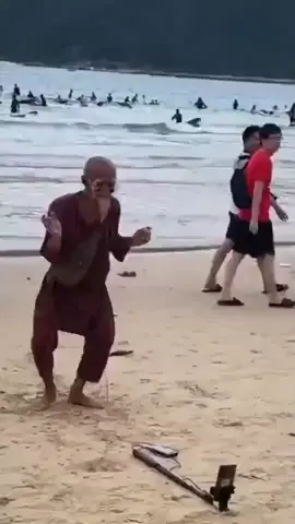 He back at it on the local beach 🏖️ this time round 🤣🕺#viral #fyp #follow #followback #stayhumble #funnytiktok #scottish #scottishdancing 