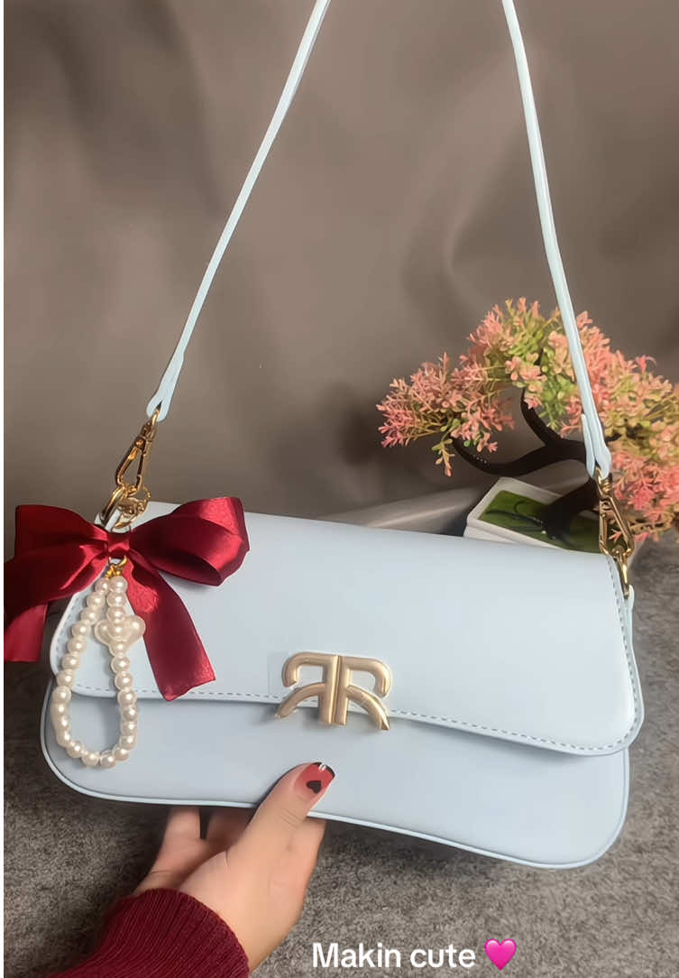 Simpel,elegan & muat banyak🤏harus co ga sih🤔#baguettebag #tasbahuwanita #handbags #rainsmore #fypp  