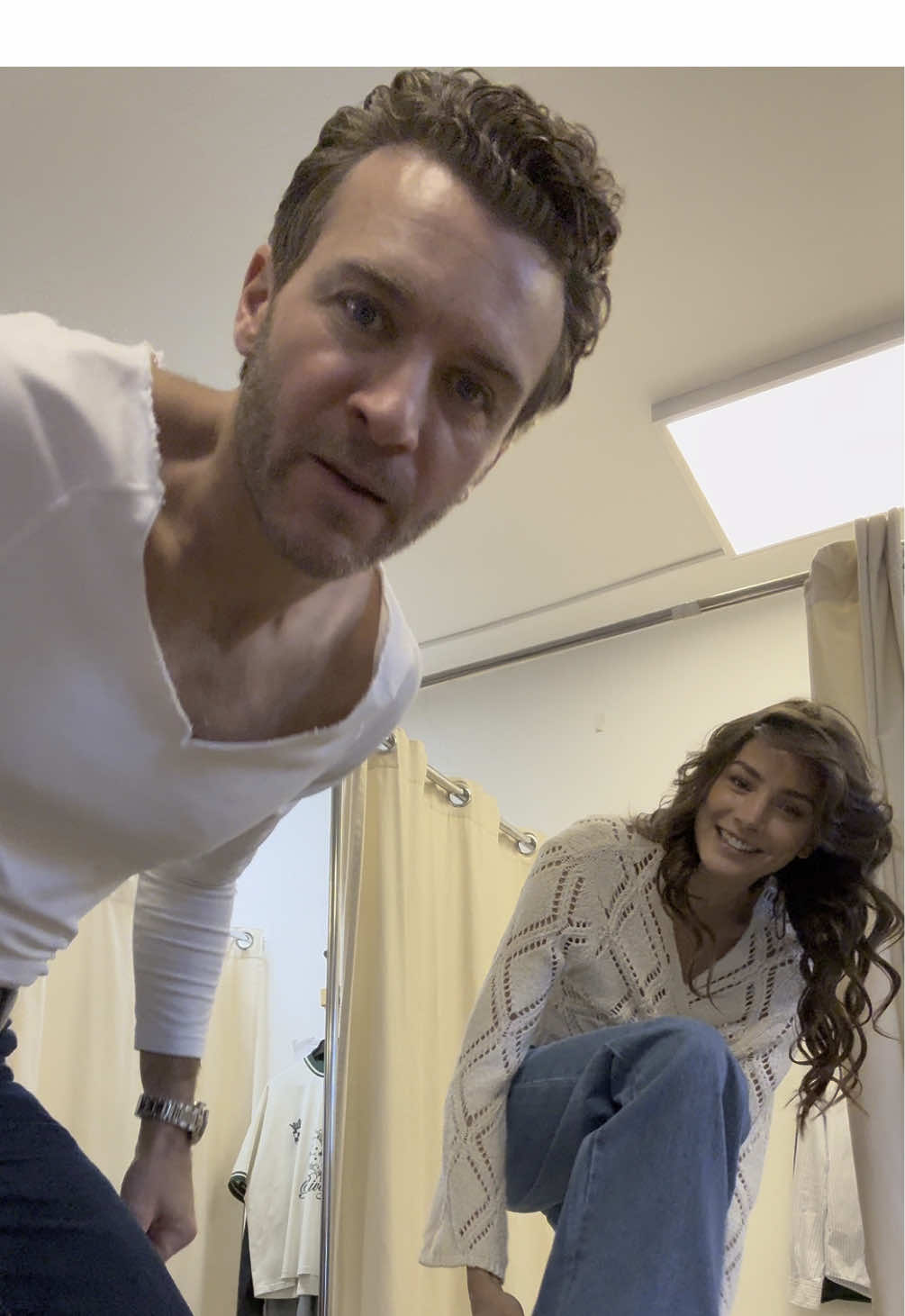 Quand tu deviens actrice tu sais plus t’habiller seule… ça fait parti du charme du métier 🤭😂   @Ici Tout Commence TF1 @TF1 #loges #tournage #plateau  #HMC #stanislasduchesnay #ITC 
