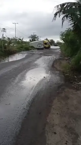 Desa Pararapak : Kamis, 24 April 2025.  Lagi-lagi Insiden terjadi dikarenakan kondisi jalan Buntok-palangkaraya yang terdampak banjir. Meskipun keadaan air sudah turun sekitar 5 hingga 7 cm namun akibat derasnya arus sehingga membuat banyak badan jalan terputus mengakibatkan lobang-lobang yang dalam dibanyak titik. Dihimbau kepada pengguna jalan tetap hati-hati dan ikuti arahan relawan yang ada 🙏 Sponsor by; 📍Rekomendasi Toko Hadiah Kekinian @flowergift_buntok✨ 📍Rekomendasi Percetakan dan Sablon Amanah @musa_percetakandansablon ✨ 📍Rekomendasi Aneka Kreasi Buket, Hampers & Parsel  Buntok @adrellaris_snacktart ✨ 📍Rekomendasi Treatment Kecantikan @dandanpkyxbuntok ✨ 📍Rekomendasi Cafe Hidden Gem @pelita_harapan.id ✨ 📍Rekomendasi Art, ATK, dan Cute Stuff @raraa.stationerybuntok ✨  #kabarbuntok #infobuntok #buntok #buntokkotabatuah #baritoselatan #dahanidahanaituntungtulus #barsel #infokalteng #fyp  Repost? DM/TAG @kabarbuntok 📽  pujianto