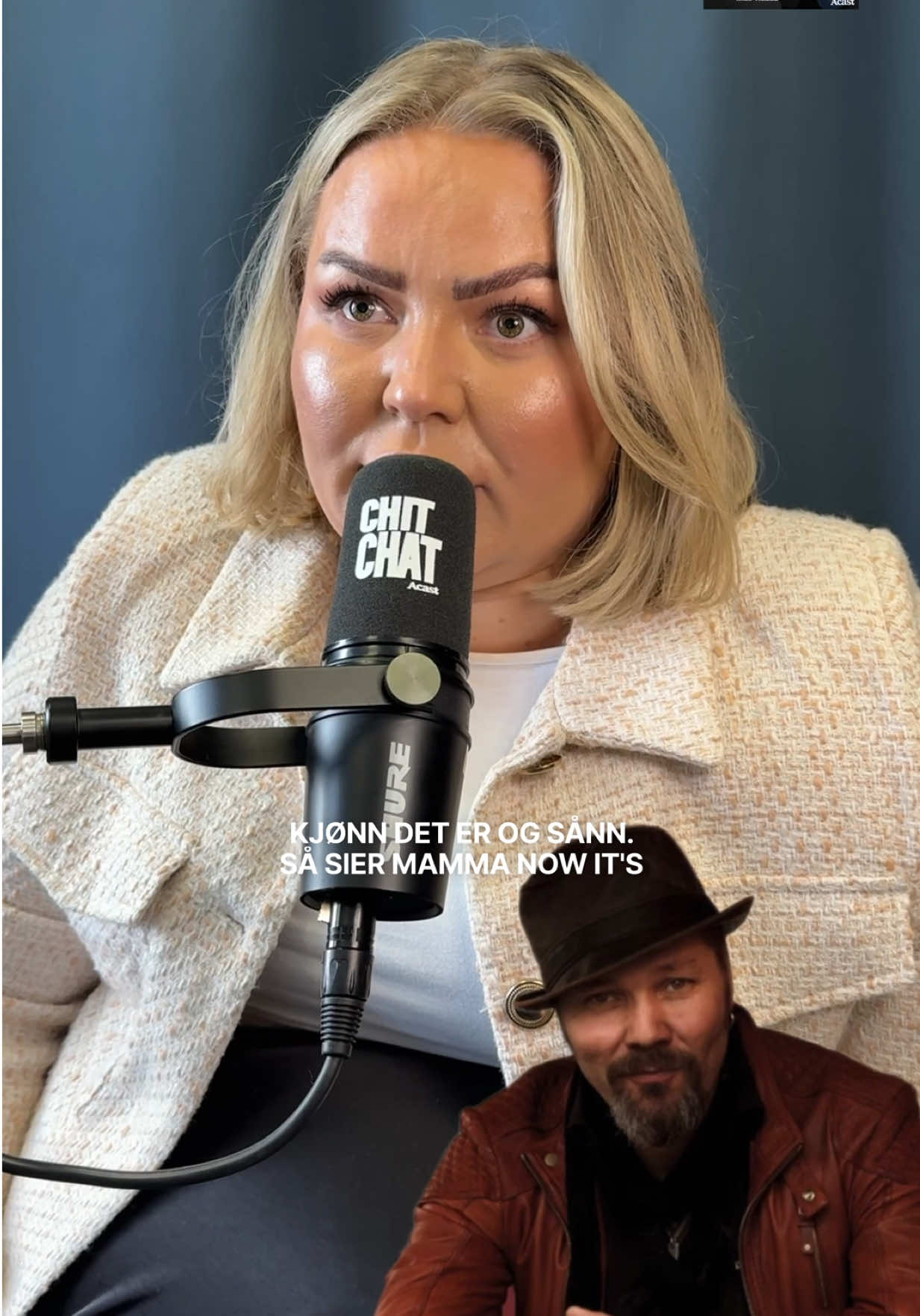 @Aurorahofff er ukens gjest 💙 Lytt gratis der du hører podcast! Link i bio  I denne episoden får du høre historien til Aurora Hoff – ærlig, ekte og rørende🫶🏻  Aurora vokste opp med en pappa mange kjenner fra TV og film – skuespilleren Stig Henrik Hoff. Hun deler både de fine og krevende sidene ved å vokse opp i rampelyset. Som 16-åring ble Aurora mamma, noe som kom som et sjokk – både for henne selv og for familien. Hun forteller åpent om hvordan det var å stå i en så stor livsendring i så ung alder, og om den avgjørende støtten fra moren i prosessen. Vi snakker om familie, oppvekst, kjærlighet, kriser og mestring – rett og slett livet fra A til Å. Aurora deler ærlig om familiedynamikken, og om hvordan det er å være en del av en moderne og sammensatt familie – med alt det innebærer av både utfordringer og gleder💙