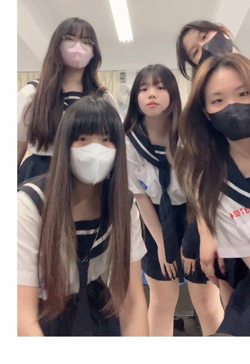 制服版本來一個 我同學也太可愛了吧😻😻