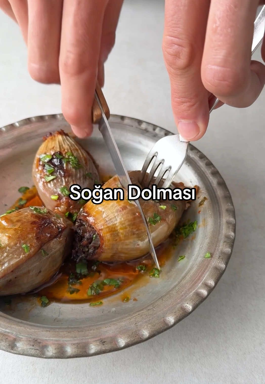 Türkiye’s most underrated dolma 🇹🇷 #sogandolmasi #turkishfood #vegan Full recipe on my Substack (link in bio) 👏