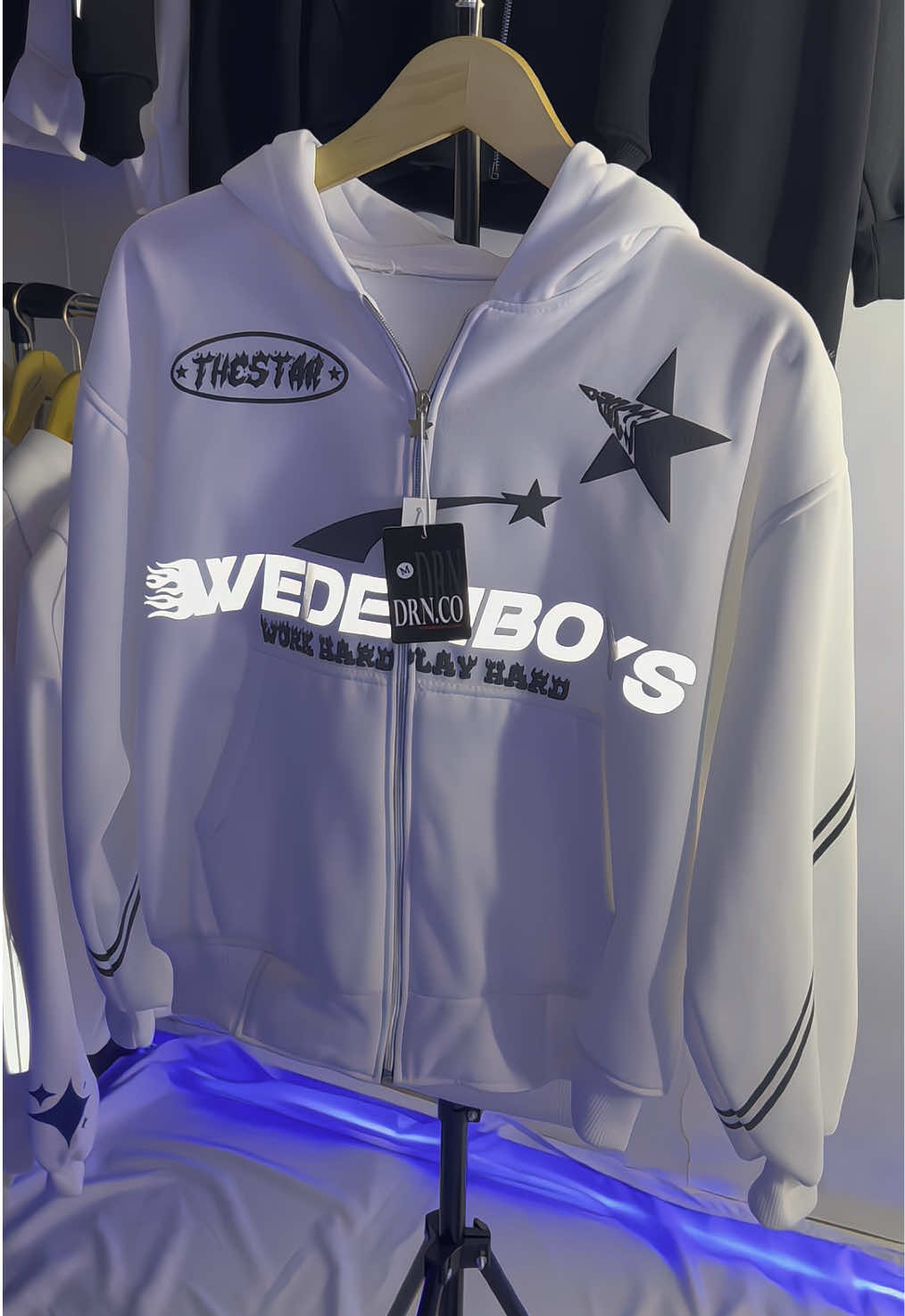 Versi putih ga kalah cakep juga ni jaket🤩🌟#fyp #fypツ #hoodie #hoodieboxy #jaket #zipper #hoodiekece #hoodiekeren #hoodiemurah #hoodiereflektif #hoodiecowok #fouryourpage 