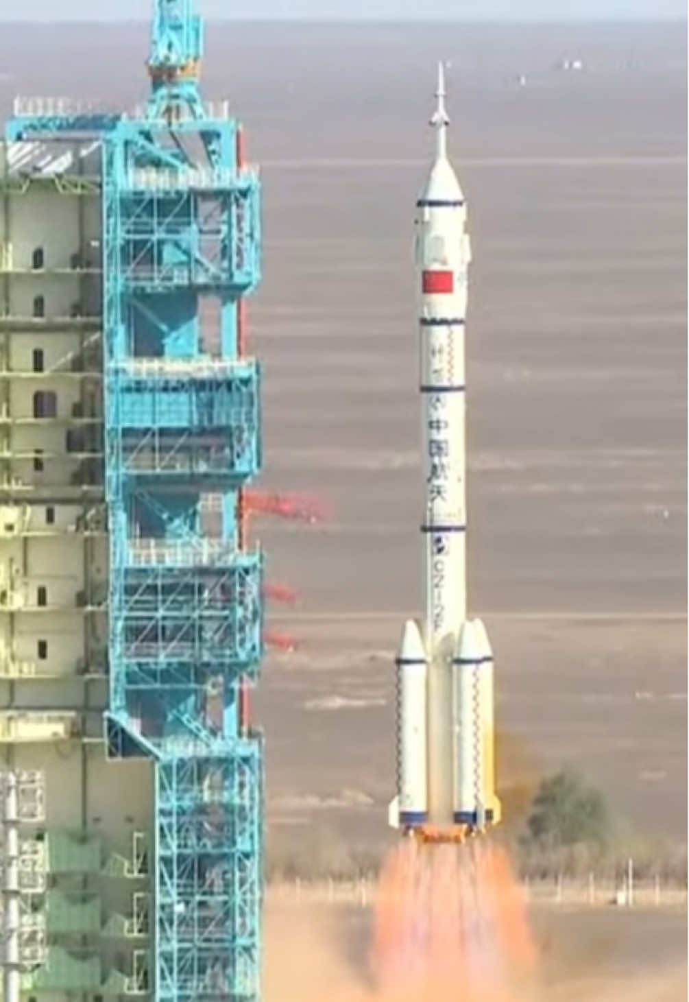 A China lançou neste dia 24 de abril, às 17h17, horário de Pequim, os taikonautas da missão Shenzhou-20, com destino à Estação Espacial Tiangong. O foguete Long March-2F decolou do Centro de Lançamentos de Jiuquan. #China #CMSA #LongMarch2F #Shenzhou20 #astronautas 