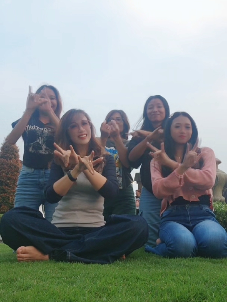 Mari berusaha menjadi wanita.. Yang ketika bicara dia didengarkan.. Ketika diam dia disegani.. Ketika bergerak dia menginspirasi..❤️😇 . . #ibudananakanak #velocity