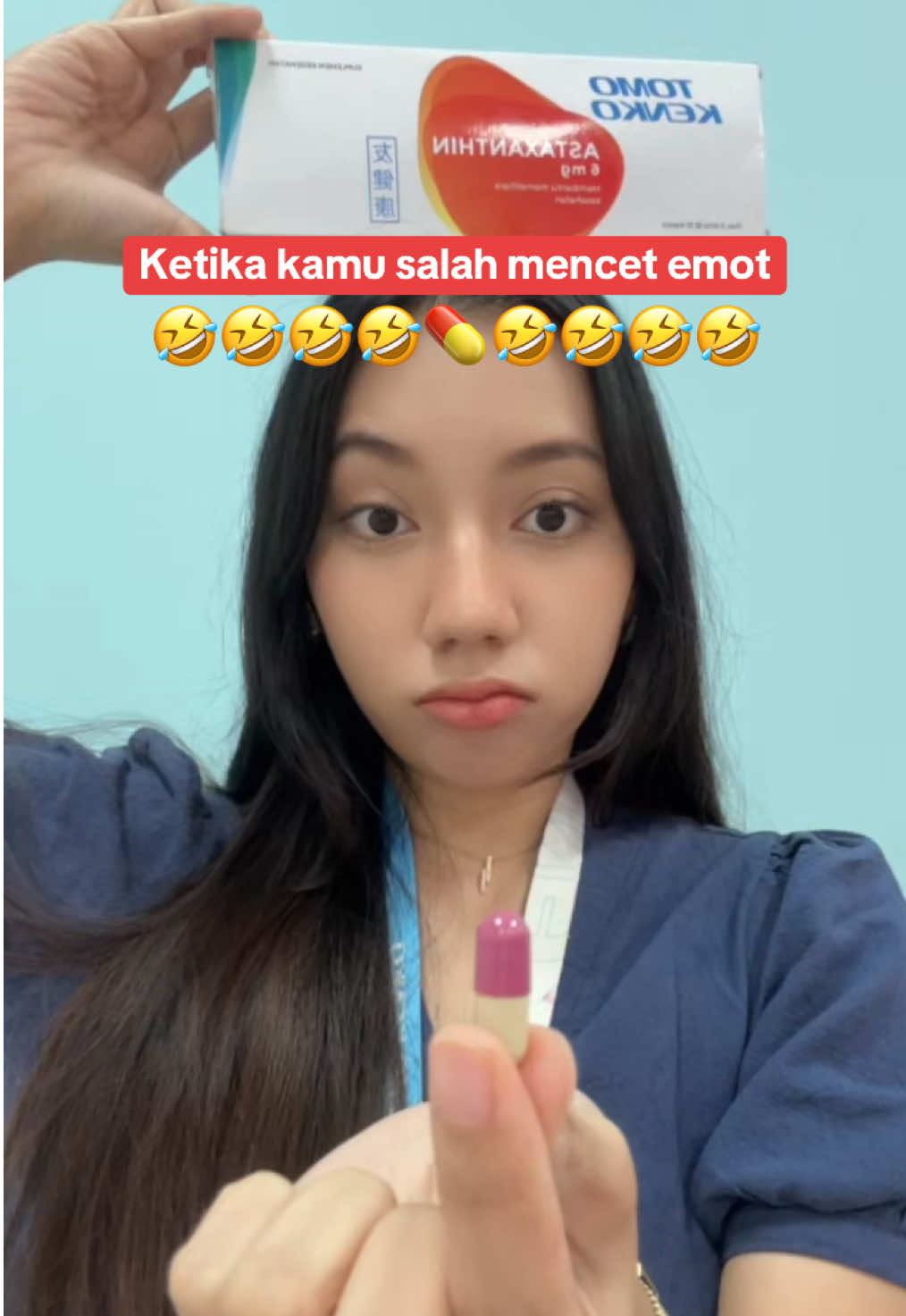 POV : gak sengaja typo salah milih emot 🤣💊 Tandanya udah waktunya buat kamu minum Astaxanthin 😆 Kamu bisa minum 1x sehari 2 jam sebelum kamu tidur biar besoknya kamu bangun dengan kulit lembab & cerah 🥰 Karena selain tinggi antioksidan, Astaxanthin bisa ningkatin kolagen yang bikin kulit kenceng, elastis & keliatan awet muda! 😍 #Astaxanthin #AstaxanthinTomoKenko #tomokenko #glowing #awetmuda 