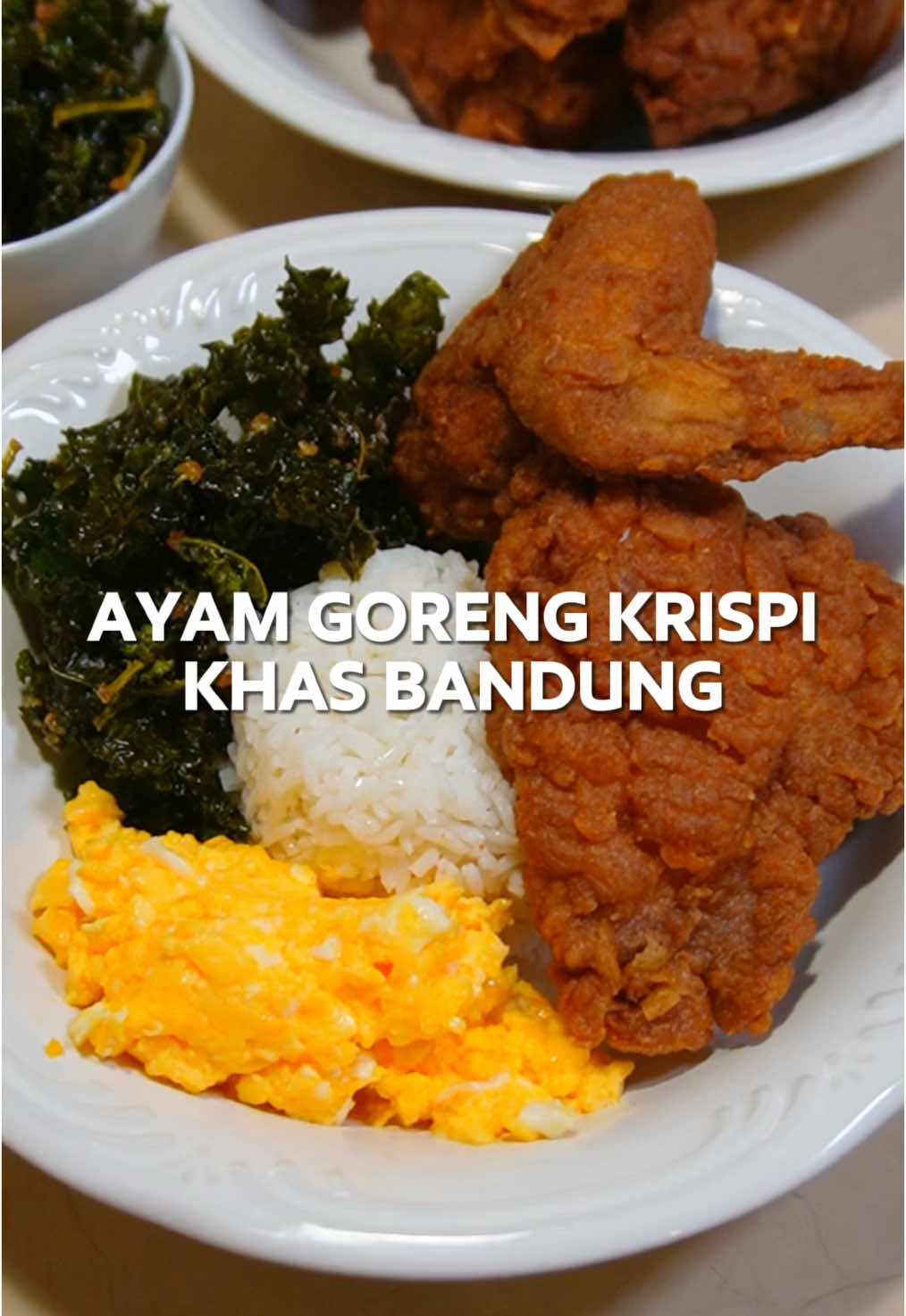 Ayam Goreng Krispy khas Bandung aka. Ayam Jatinangor beserta Crispy Kale ini tuh emang selalu nagih banget!🤤 Full resepnya disini🧕🏻⬇️ BAHAN BUMBU KERING: * Bawang putih bubuk, 3 SDM * Lada putih bubuk, 1 SDM * Kaldu ayam, 2 SDM * Garam, 2 SDM * Paprika bubuk, 4 SDM * Cabe bubuk, 4 SDM * Gula, 1 SDT BAHAN MARINASI AYAM: * Ayam, 10 potong * Campuran bumbu bubuk, 2 SDM * Air 300 ml BAHAN CAMPURAN TEPUNG KERING: * Tepung terigu protein tinggi, 500 gr * Baking powder, 1 SDT * Campuran bumbu bubuk BAHAN CRISPY KALE: * Daun kale, 200 gr * Campuran tepung, 1 SDM #friedchicken #jatinangor #ayamgoreng #ayamkrispi #kalecrispy #longervideos #tutorial #masak #review  #MulaiDaridiTiktok #fyp #fypシ #fypage #fypシ゚#viral #fypdongggggggg #fypp #fypdong #fypgakni #fypsound 