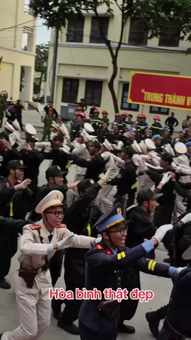 Cán bộ chiến sĩ  cùng nhau nhảy múa, hát vang giữa sân đơn vị. Tiếng nhạc sôi động hòa cùng tiếng vỗ tay rộn rã, khuấy động cả một góc trời. Những bước nhảy vui tươi, mạnh mẽ và đầy tự hào như chính tinh thần của người lính hôm nay. Ai nấy đều rạng rỡ, ánh mắt lấp lánh niềm vui và tình đồng chí keo sơn. Lá cờ Tổ quốc tung bay trong gió chiều nhẹ, tô điểm cho khoảnh khắc đoàn kết, ấm áp. Không chỉ là niềm vui đơn thuần, mà đó còn là biểu hiện sống động của tình yêu quê hương, niềm tin vững chắc vào một tương lai tươi sáng và phát triển bền vững của đất nước.#xuhuongtiktok #viralvideo #hottrend #thinhhanh #a50 #viral #giaiphongmiennam #xuhuong 