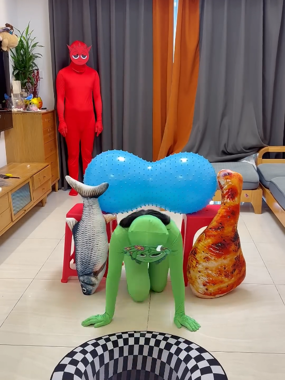 #FunnyKids #CartoonCharacters #PinkVsRed #KidsEntertainment #UKKids #USAKids #PresentHunt #FunnyCostumes #FamilyFun #ViralShorts #SillyDance #SnackChallenge #CuteMascots #youtubetotiktok 