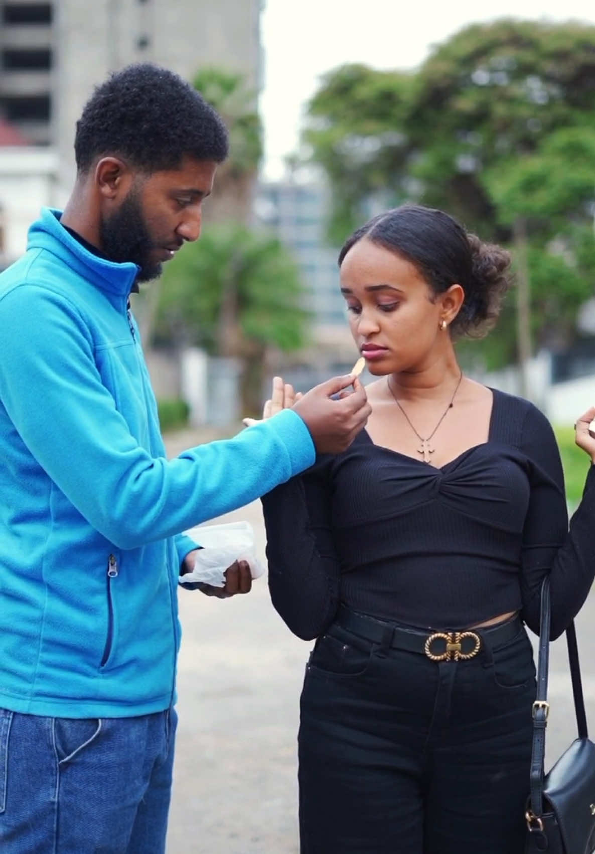 ቺፕሱን በገንዘብ ቀይሩ ት🤣🤣🤣🤣@Fuad M @Biniyam_Hagos #netsu #ethiopian_tik_tok🇪🇹🇪🇹🇪🇹🇪🇹 #tiktokethiopia💚💛❤️ #viral_video #habesha #ethiopiatiktok #crush #tiktok #haveshatiktok🇪🇹🇪🇷 #ethiotiktoker #adis 