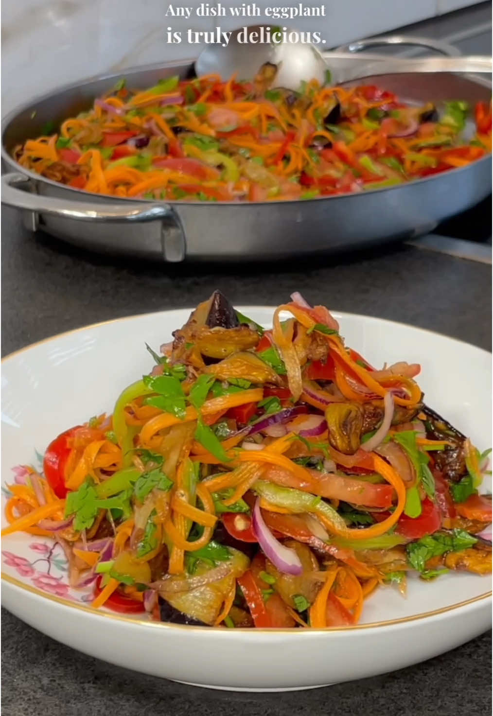 Patlıcan severler burada mı? Bu sebze her girdiği yemeği efsane yapıyor! Bugün de patlıcanlı salata ile sofralara lezzet kattık! Mutlaka denemelisin! ✨ Patlıcanlı Salata Tarifi ✨ Malzemeler: 	•	2 adet patlıcan   2 tane havuç  	•	1 adet mor soğan 	•	1 kapya biber 	•	1 yeşil biber 	•	2 domates 	•	Yarım demet maydanoz Sosu için: 	•	1 yemek kaşığı nar ekşisi 	•	Yarım limonun suyu 	•	4 yemek kaşığı zeytinyağı 	•	Tuz, karabiber Hazırlık: 	1.	Patlıcanları alacalı soy, ince uzun dilimle. Tuzlu suda 10-15 dk beklet, sonra yıka ve suyunu sık. 	2.	Tüm sebzeleri doğra, büyük bir kaba al. 	3.	Patlıcanları kızgın yağda altın renginde kızart, sebzelerin üzerine ekle. 	4.	Sos malzemelerini karıştır, salatanın üzerine dök. 	5.	Karıştır ve servise hazır! Lezzeti efsane, görüntüsü şahane! Deneyenlere şimdiden afiyet olsun! #salata #salatatarifleri #patlıcanlı #yemektariflerim #lezzetliyemekler #efsane #evyemeklerim #sağlıklıyemekler #yemekönerisi #evdelezzet #mutfaktakigurme #patlıcan #narekşisi #zeytinyağlı #geleneksellezzetler #patlıcanaşkı #salad #saladrecipe #yemektarifleri 