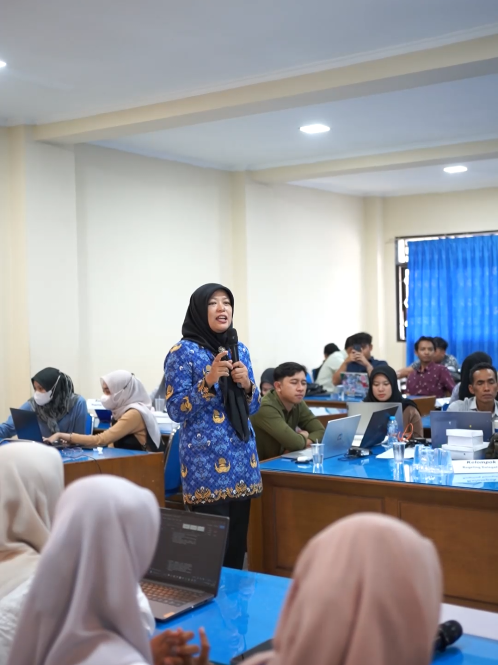 Fakultas Hukum UNIMMA menyelenggarakan pelatihan Legislative Drafting pada Selasa 15 April sampai dengan Kamis 17 April di Gedung FH UNIMMA yang diikuti oleh 56 Mahasiswa Semester 8. Pelatihan ini sebagai bekal spesifik yang dibutuhkan oleh calon Sarjana Hukum FH UNIMMA untuk meningkatkan kualitas lulusan. #UnimmaUpdate #DiUnimmaAja #Unimma #BergerakMenginspirasi #UniversitasMuhammadiyahMagelang  #fakultas#hukum#fh#sarjana  #pelatihan#legislative#drafting 