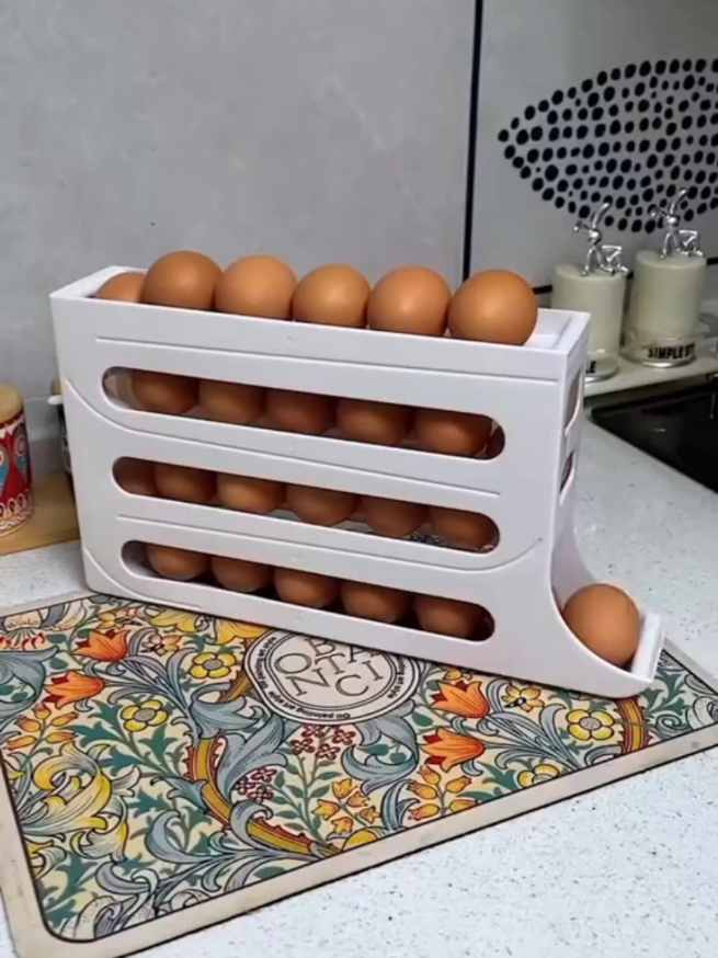 Otimize o espaço da sua geladeira com este porta ovos deslizante prático e moderno. Com capacidade para armazenar até 30 ovos, ele desliza suavemente, facilitando o acesso e a organização. Fabricado em material resistente e de fácil limpeza!! #portaovos #dicas#shopee #organização #espaço 