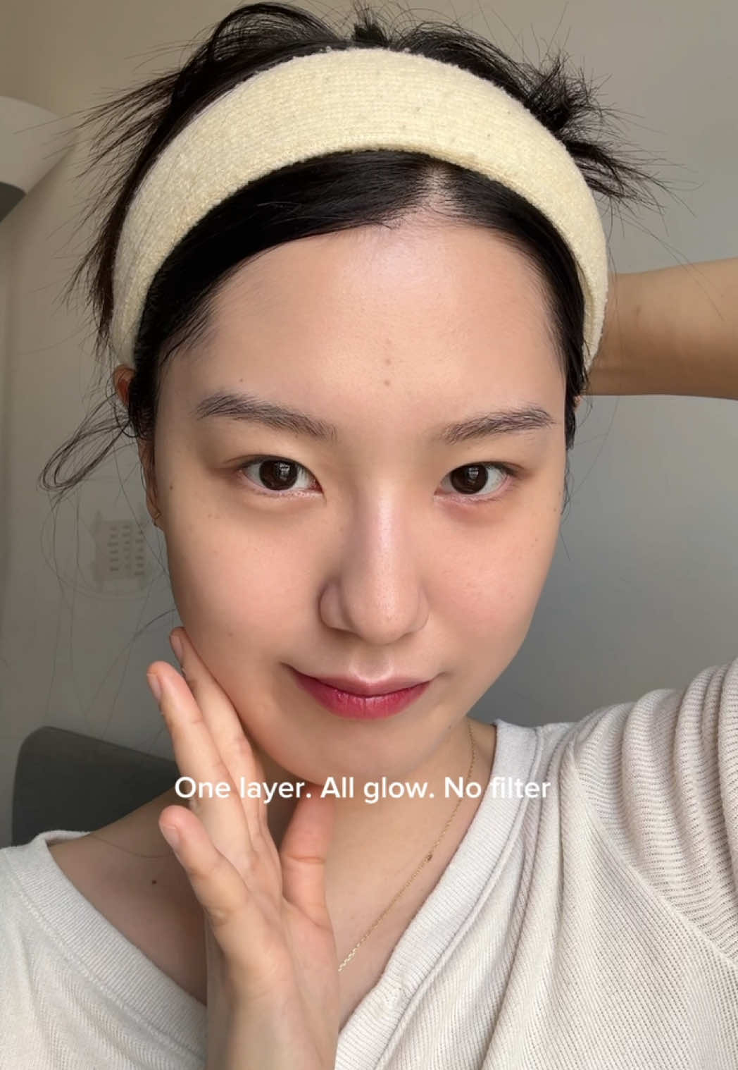 One layer. All glow. No filter perfect for no-makeup makeup look 🤍 @Beauty of Joseon Daily Tinted Fluid Sunscreen ✨ BOJ 10% Discount code: YOOBINBLUE10 ✨ https://beautyofjoseon.com/yoobinblue10 #beautyofjoseon #boj #koreanskincare  #glassskin #skincareproducts #kbeautyskincare #tintedsunscreen #tintedspf #mineralsunscreen #koreanmakeup #koreanskincare #kbeauty